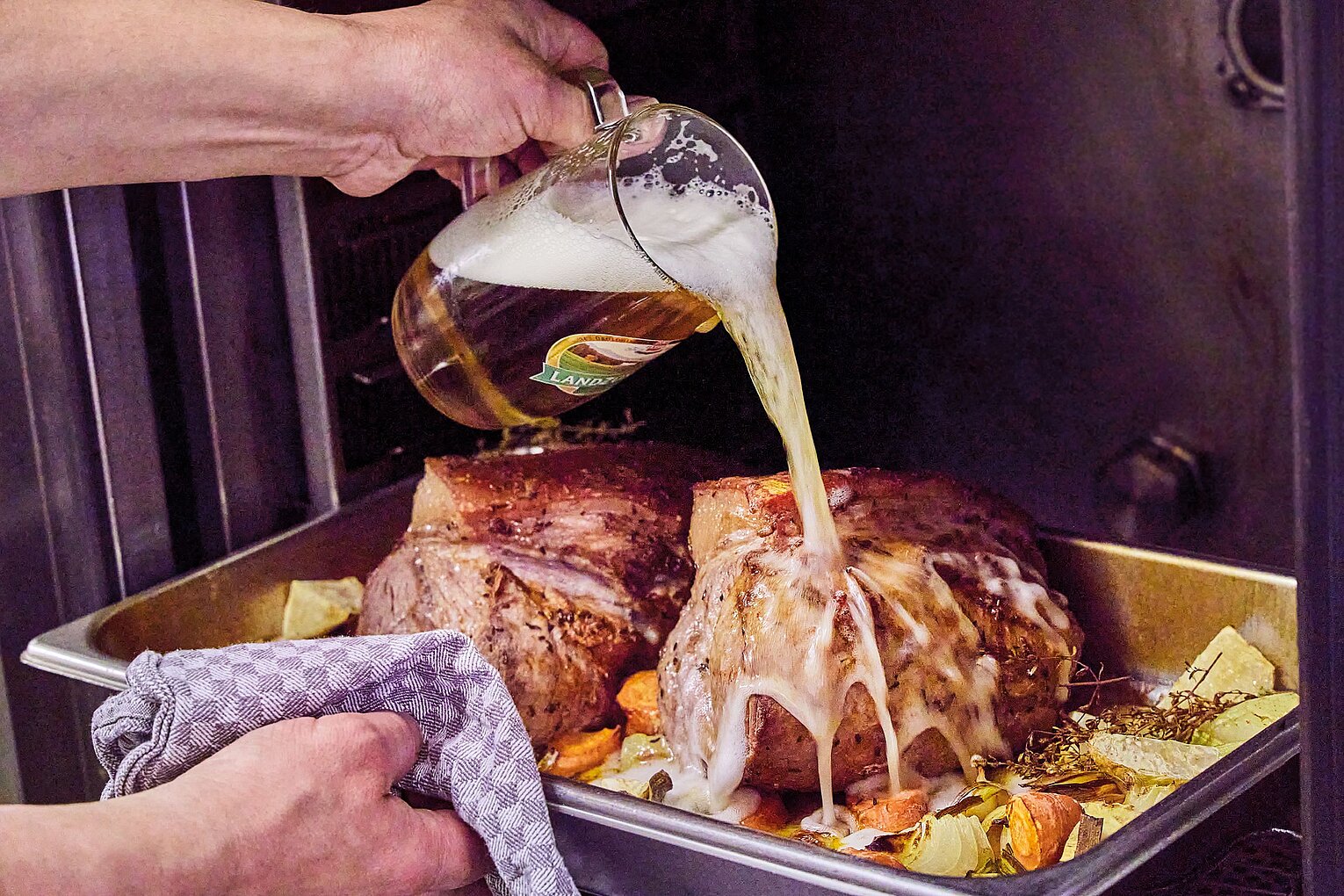 Braten wird mit Bier übergossen