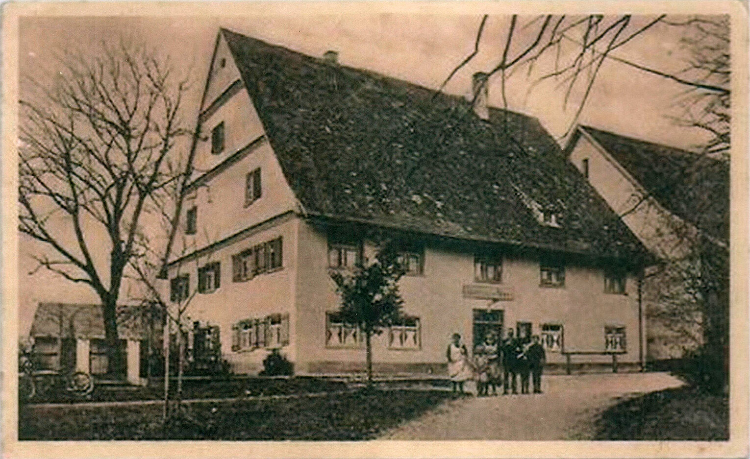 Alte Aufnahme eines Gasthauses mit Fachwerkfassade und Schindeldach