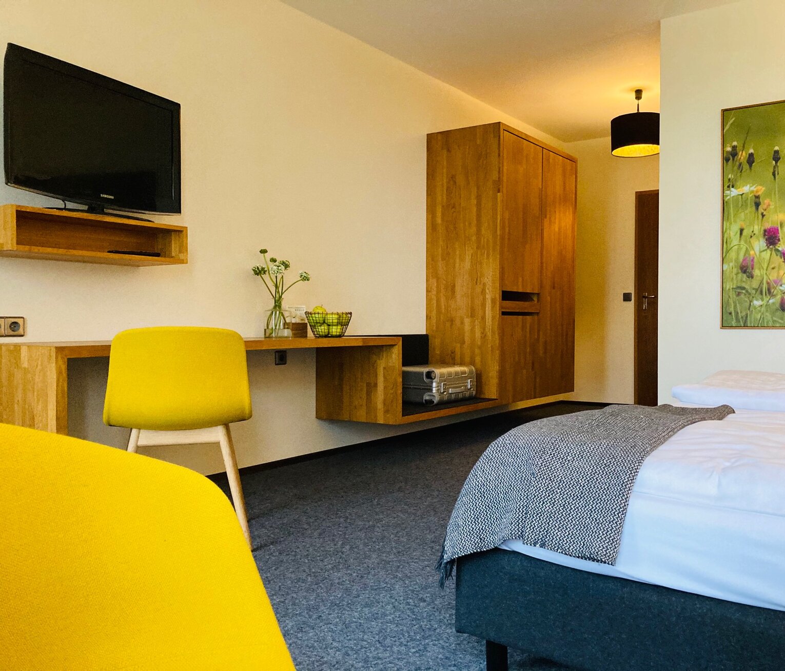 Gemütliches Doppelzimmer mit Holzmöbeln und Fenster zur grünen Umgebung im Hotel-Landgasthof KREUZ