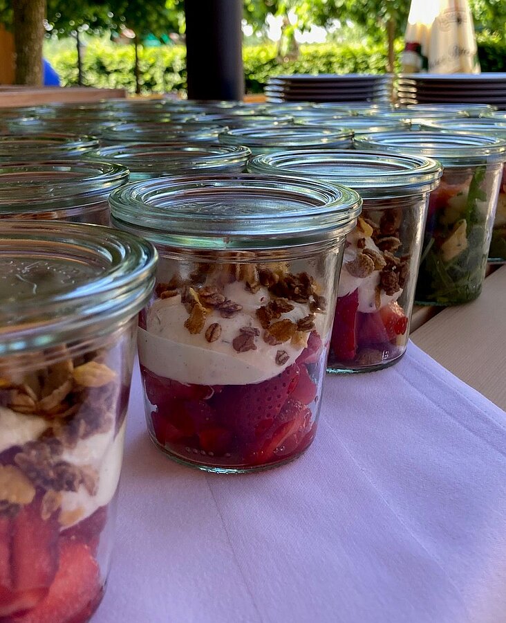Nachtischbuffet in Weckgläsern im Biergarten