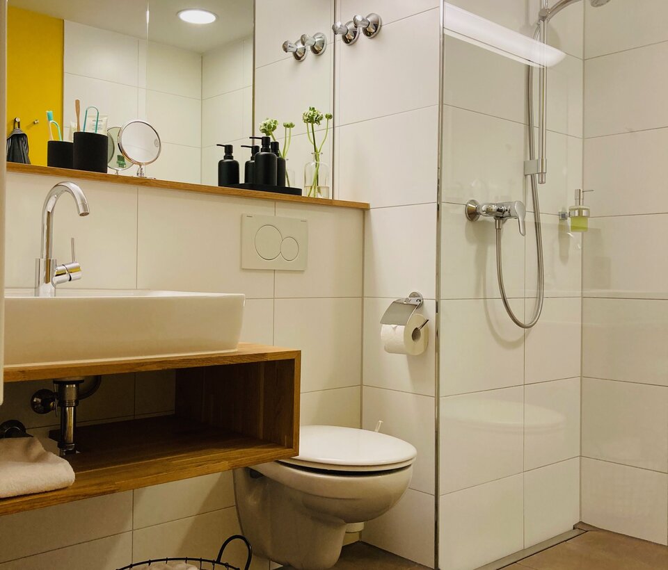 Modern ausgestattetes Bad mit Dusche, Waschbecken und Spiegel im Hotel-Landgasthof KREUZ