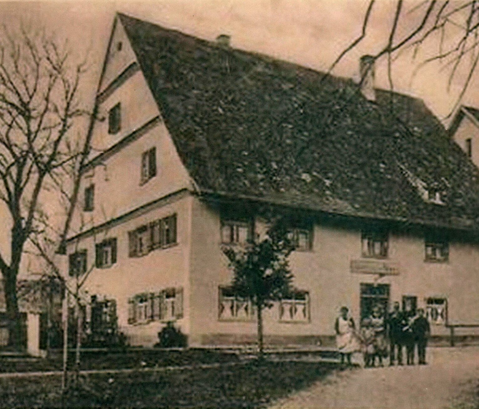 Alte Aufnahme des Gasthauses KREUZ in Mattenhaus mit traditionellem Satteldach und Umgebung in sepiafarbener Optik