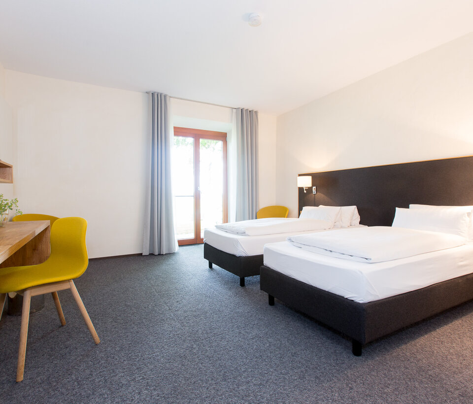 Doppelzimmer mit großem Bett und heller Einrichtung im Hotel-Landgasthof KREUZ