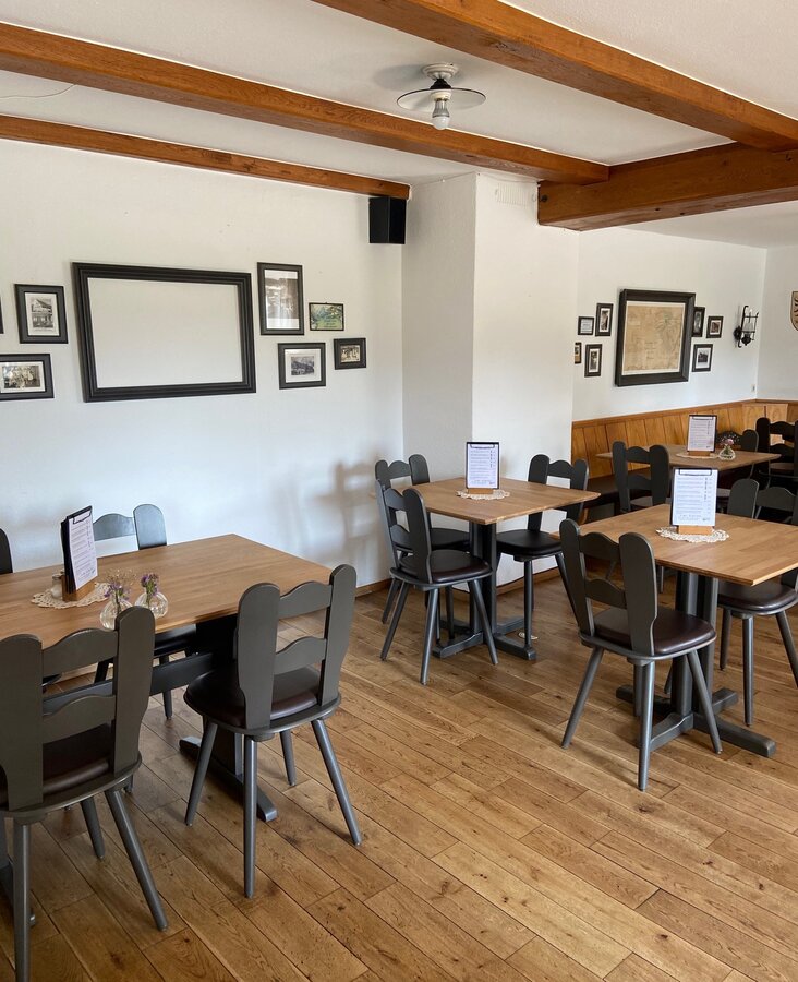 Heller Gastraum mit Holztischen und gemütlicher Einrichtung im Restaurant des Hotel-Landgasthof KREUZ