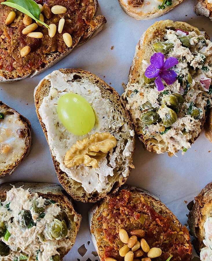 Vorspeisenplatte mit verschiedenen Antipasti und Brot