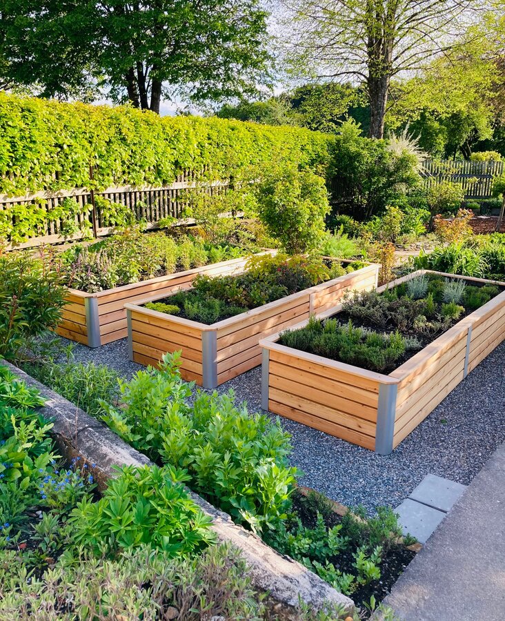 Übersicht über den Kräutergarten mit Beeten und Wegen am Hotel-Landgasthof KREUZ